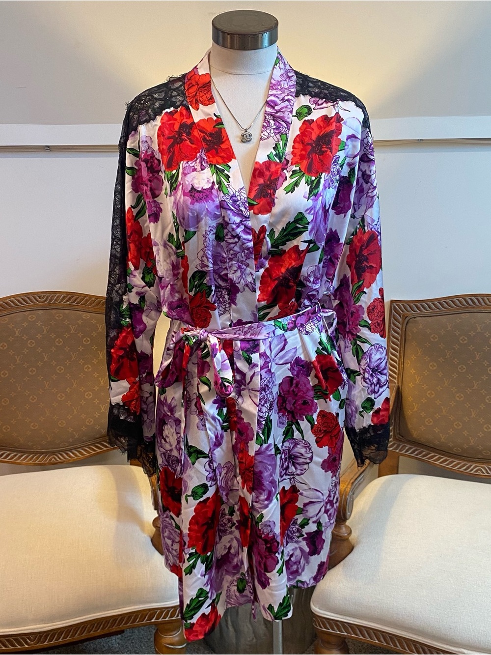Victoria's Secret White Floral Satin Kimono Lace Inset Robe Lingerie Size M/L